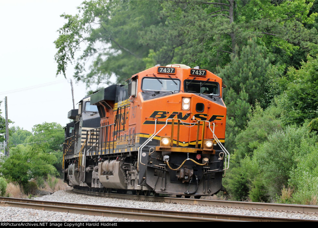 BNSF 7437 leads NS train 350 northbound